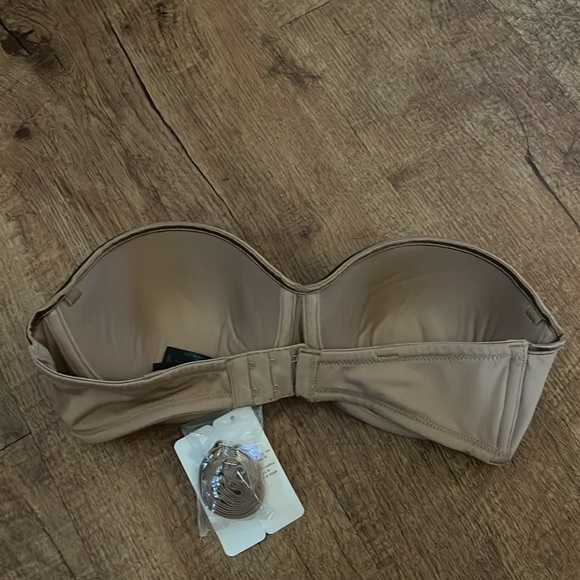 NWT Natori reflex bra. Can be strapless or with straps. 34D. Color is “Suntan” - Picture 2 of 9